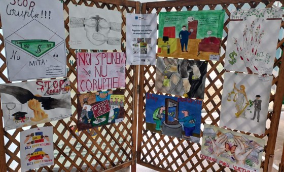Corupția prin ochii elevilor: O expoziție de desene și picturi expusă publicului din Cantemir