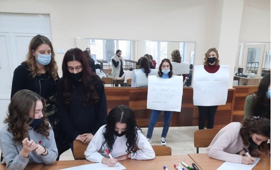 Tinerele din Bălți au desfășurat un campanie de educație media prin dezvoltarea gândirii critice